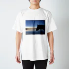 んま小屋 Zumiの夕暮れの馬 Regular Fit T-Shirt