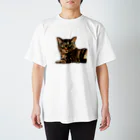 鼠の王国製作所のキジ柄の猫がこちらをみている Regular Fit T-Shirt