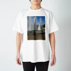 風景写真展の噴水と虹 Regular Fit T-Shirt