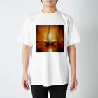 疑家族製造所 SUZURI店の蝋燭の火1 Regular Fit T-Shirt