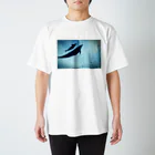 K-aquariumの空飛ぶイルカ Regular Fit T-Shirt
