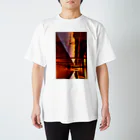taka_1026のショーウインドーに映った夕焼け空 Regular Fit T-Shirt