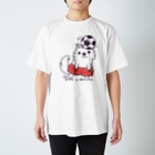 イラスト MONYAAT の赤ぱんポメラのサッカー*L配置 Regular Fit T-Shirt