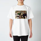 動物たちの日常の本を読む Regular Fit T-Shirt