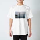 Esseの雨の日の海と白い灯台 Regular Fit T-Shirt