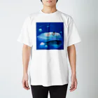 NORIMA'S SHOP の漂流した氷の上でクジラを眺めるしろくまくんとペンギンちゃん スタンダードTシャツ