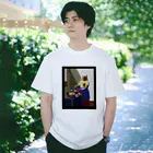 aQ-studioの牛乳を注ぐ女 Regular Fit T-Shirt