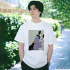 keeeeeep smilingの口紅を塗る女とスリスリする猫 Regular Fit T-Shirt