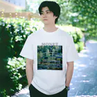 MUGEN ARTのモネ　睡蓮の池と日本の橋　Claude Monet　 Regular Fit T-Shirt