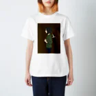 海谷子猫のユリを持つ女 スタンダードTシャツ