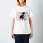 【CPPAS】Custom Pet Portrait Art Studioのかわいいダックスフントの子犬 - レンガブロックの背景 Regular Fit T-Shirt