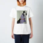 keeeeeep smilingの口紅を塗る女とスリスリする猫 Regular Fit T-Shirt