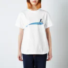 雑貨屋きゅう＠suzuri支店の氷とペンギン（1羽） スタンダードTシャツ