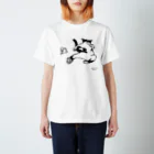 もけけ工房 SUZURI店のカンフーキャット2号 Regular Fit T-Shirt