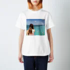 フリー素材おきなわグッズショップの女性が眺める海 Regular Fit T-Shirt