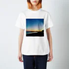 ひとりブレーメン・ジマーみはるの夕暮れの国道134号線 Regular Fit T-Shirt