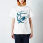 MUSEUM LAB SHOP MITの【正面にイカ！】イカす夢をつかめ！Catch your Dream! Regular Fit T-Shirt