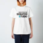 【公式】SCRATCH STUDIO -GOODS SHOP-のSCRATCH STUDIO ロゴ スタンダードTシャツ（No.3） Regular Fit T-Shirt