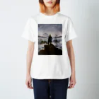 世界美術商店の雲海の上の旅人 / Wanderer above the Sea of Fog Regular Fit T-Shirt