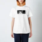 二猫/NIMOO -SHOPのSTAY CURIOUS Regular Fit T-Shirt