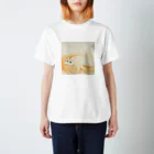 Yumi Kudo ARTの寝転がっている白猫 Regular Fit T-Shirt