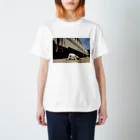 Second_Life_of_Railwaysのミャンマーに渡った元JR東海キハ11系気動車の傍らで眠る野良犬 Regular Fit T-Shirt