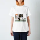 クロネコ宅急便の子猫の微笑み、心のオアシス Regular Fit T-Shirt