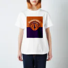 KAIKAIのバスケロゴデザイン Regular Fit T-Shirt