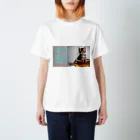 のびのびショップのAI 飲まれるニャ！ Regular Fit T-Shirt