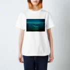 旨味教授といちごもちぷりんのシロナガスクジラと海に沈んだ都市 Regular Fit T-Shirt