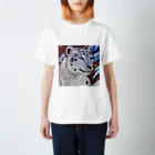 アニマルデザインの息を潜めるユキヒョウ Regular Fit T-Shirt