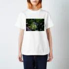 RyoY_ArtWorks_Galleryの傾斜に咲き誇る花 Regular Fit T-Shirt