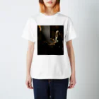 世界美術商店の天秤を持つ女 / Woman Holding a Balance Regular Fit T-Shirt