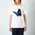 karasunikkiのツヤツヤの翼を広げるカラスのハッピー Regular Fit T-Shirt