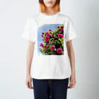 maikoのショップの薔薇と青空 スタンダードTシャツ