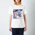 WAのお店の雪遊びする女の子 Regular Fit T-Shirt