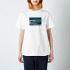 気さくなウサギのおみおみせの波打際 Regular Fit T-Shirt