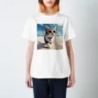 猫と紡ぐ物語の南国の海辺を歩く勇ましさに胸キュン猫 スタンダードTシャツ