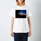 海のアーティスト　belle paysageのbelle paysage 鎌高の朝日 スタンダードTシャツ