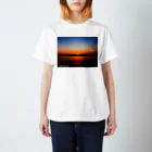 海のアーティスト　belle paysageのbelle paysage 江ノ島海岸の夕陽 Regular Fit T-Shirt