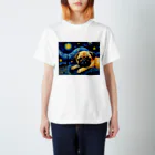 Dog Art Museumの【星降る夜 - パグ犬の子犬 No.3】 Regular Fit T-Shirt