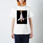 ふよだすの花にあたま突っ込んでるミツバチ Regular Fit T-Shirt