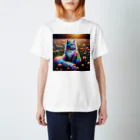 momonekokoの虹色に輝く優雅な猫 Regular Fit T-Shirt