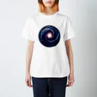 宇宙の神秘グッズ販売所のエンブレム(ギャラクシー) スタンダードTシャツ