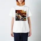 しんふぉショップの音楽を聞いている子猫のグッズ Regular Fit T-Shirt