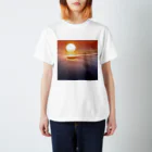 Chama's shopの海と夕日 Regular Fit T-Shirt