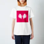 花色蓮人のピンクの蝶々 Regular Fit T-Shirt