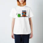 あおだま雑貨店のアオリダマ(がんばるカエルさん) Regular Fit T-Shirt