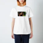 moesoraの音楽を聴く女性 Regular Fit T-Shirt