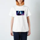 moesoraの音楽を聴く女性 Regular Fit T-Shirt